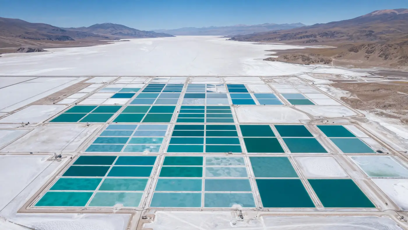 Piscinas de evaporación de salmuera de litio en el Salar del Hombre Muerto, vista aérea con dron